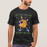 Dabbing Dreidel Ugly Hanukkah Sweater Xmas Chanuka T-shirt<br><div class="desc">Ugly Hanukkah Sweater, haal deze leuke en grappige Hanukkah "Dabbing Dreidel" Merry Chanukah Dansende Menorah met kaarsen die een nieuwigheidje voor Kerstmis geven, Kerstmis vieren het Joodse festival van Lichtlassen Feestdagen, Bat Mitzvah, Chrismukkah Lover X-Mas cadeauidee. Funny Chanukah Gifts, Mannen, Vrouwen, Kinderen, Jeugd, Toddler Boys en Meisjes zijn geweldig om...</div>