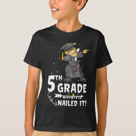 Dabbing Graduation Boy 5th Grade Class Of 2022 T-shirt (Voorkant)