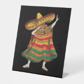 Dabbing Mexicaanse Poncho Cinco de Mayo Fiesta Par Reclamebord Met Voetstuk (Voorkant)