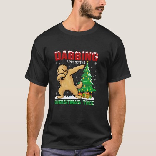 Dabbing rond de kerstboom Goldendoodle Dog T-shirt (Voorkant)