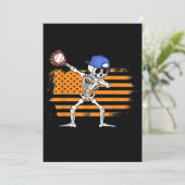 Dabbing Skeleton Baseball Funny Halloween Feestdagenkaart (Staand voorkant)