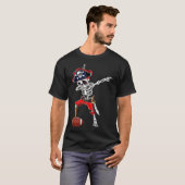 Dabbing Skeleton Pirate and Football beroemd gemaa T-shirt (Voorkant volledig)