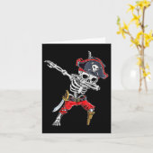Dabbing Skeleton Pirate Funny Halloween Kinder Jol Kaart (Gele Bloem)