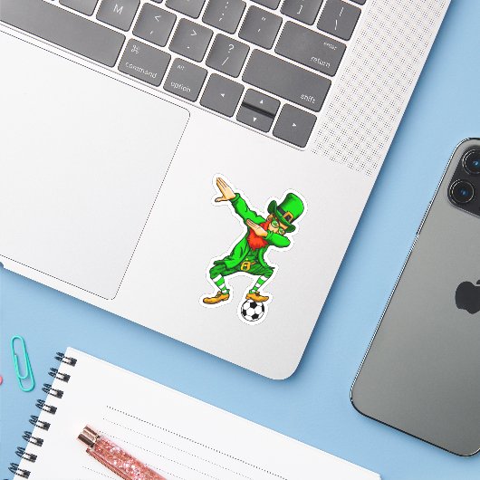 Dabbing St. Patricks Dag Leprechaun Voetbal Sticker (Laptop met iPhone)