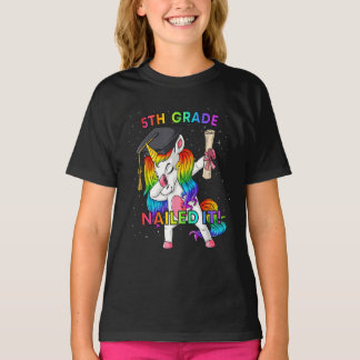 Dabbing Unicorn 5th Grade Nailed IT Afstuderen T-shirt