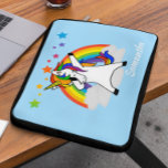 Dabbing Unicorn Rainbow, speciaal ontworpen laptop Laptop Sleeve<br><div class="desc">Dit ontwerp werd gecreeerd door digitale kunst. Het kan worden gepersonaliseerd door de aanpassingsknoop te klikken en de kleur te veranderen, een naam, initialen of uw favoriete woorden toe te voegen. Neem contact met me op colorflowcreations@gmail.com als je dit ontwerp op een ander product wilt gebruiken. Koop mijn oorspronkelijke abstracte...</div>