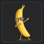 Dabbing Yellow Banana Dab Funny Dansling Fruit Vierkante Sticker<br><div class="desc">Grappig banaan met een zonnebril en een gelukkig gezicht. Een mooie uitrusting voor de zomer of de vrijetijdsbesteding. Dit grappige ontwerp is geweldig voor mannen,  vrouwen en kinderen die op zoek zijn naar een schattige zomerkist.</div>
