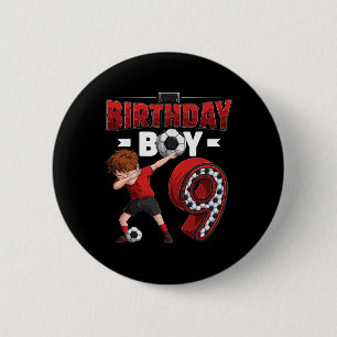 Dabende jongen 9 jaar oud voetballer 9de verjaarda ronde button 5,7 cm