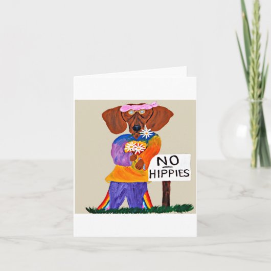 Dachshond Hippie bij bordje Geen Hippies (Voorkant)
