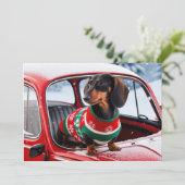 dachshond op een auto, en de feestdagen kaart (Staand voorkant)