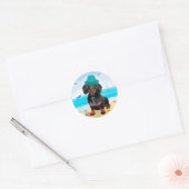 Dachshond op het strand ronde sticker (Envelop)