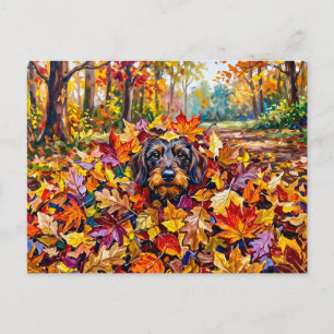 Dachshond rustend in kleurrijke herfstbladeren briefkaart