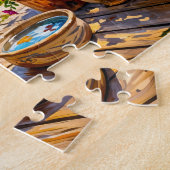 Dachshond zit onder kleurrijke patchworktuin legpuzzel (Zijkant)
