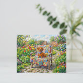 Dachshond zit op een patchwork-tuinstoel tussen briefkaart (Staand voorkant)