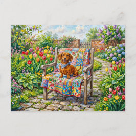 Dachshond zit op een patchwork-tuinstoel tussen briefkaart