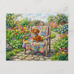 Dachshond zit op een patchwork-tuinstoel tussen briefkaart