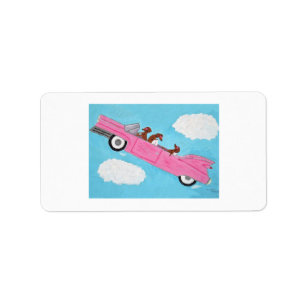 Dachshonden in een roze cabriolet in de lucht etiket