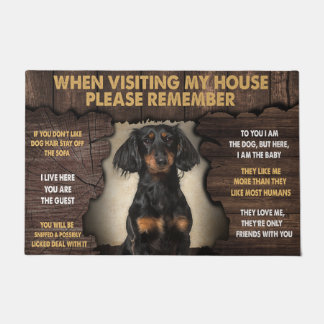 Dachshund bij een bezoek aan mijn huis, vergeet ni deurmat