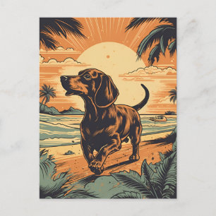 Dachshund bij een tropisch strand tijdens zonsonde briefkaart