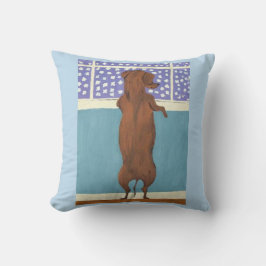 Dachshund bij het raam die naar de sneeuw kijkt kussen