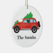 Dachshund die een auto bestuurt met een kerstboom keramisch ornament (Rechts)