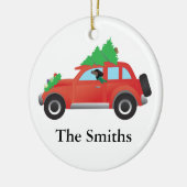 Dachshund die een auto bestuurt met een kerstboom keramisch ornament (Links)