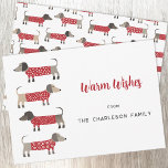 Dachshund Dog Fun Feestdagenkaart<br><div class="desc">Schattigee en schattige Dachshund Worst of Wiener honden in feestelijke rode en witte gebreide truien. Wijzig de naam en de begroeting om te personaliseren. Op de achterkant staat een bijpassend patroon. Originele kunst van Nic Squirrell.</div>
