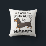 Dachshund Dog, gemakkelijk verstoord door Wenen Kussen<br><div class="desc">Gemakkelijk afgeleid door het ontwerp van de weduwen is het perfecte gezelschapscadeau voor dachshund, doxie of eigenaar van een worsthond. Ideaal voor iedereen die van reuzenhonden houdt</div>