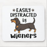 Dachshund Dog, gemakkelijk verstoord door Wenen Muismat<br><div class="desc">Gemakkelijk afgeleid door het ontwerp van de weduwen is het perfecte gezelschapscadeau voor dachshund,  doxie of eigenaar van een worsthond. Ideaal voor iedereen die van reuzenhonden houdt</div>