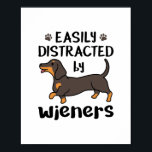 Dachshund Dog, gemakkelijk verstoord door Wenen Poster<br><div class="desc">Gemakkelijk afgeleid door het ontwerp van de weduwen is het perfecte gezelschapscadeau voor dachshund, doxie of eigenaar van een worsthond. Ideaal voor iedereen die van reuzenhonden houdt</div>