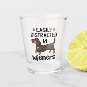 Dachshund Dog, gemakkelijk verstoord door Wenen Shot Glas
