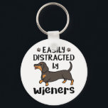 Dachshund Dog gemakkelijk verstoord door Wieners C Sleutelhanger<br><div class="desc">Gemakkelijk afgeleid door het ontwerp van de weduwen is het perfecte gezelschapscadeau voor dachshund,  doxie of eigenaar van een worsthond. Ideaal voor iedereen die van reuzenhonden houdt</div>
