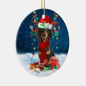 Dachshund Dog in sneeuw met kerstcadeaus Keramisch Ornament (Rechts)