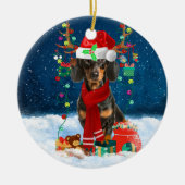Dachshund Dog in sneeuw met kerstcadeaus Keramisch Ornament (Voorkant)