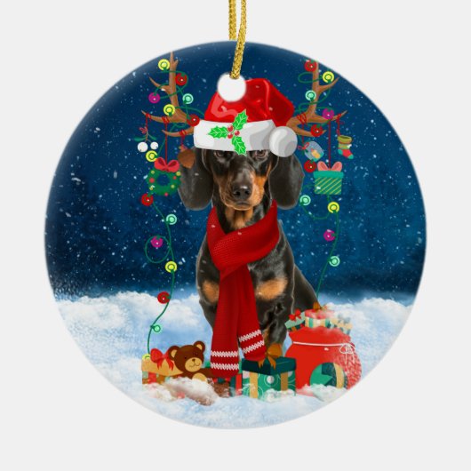 Dachshund Dog in sneeuw met kerstcadeaus Keramisch Ornament (Voorkant)