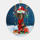 Dachshund Dog in sneeuw met kerstcadeaus Keramisch Ornament (Links)