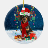 Dachshund Dog in sneeuw met kerstcadeaus Keramisch Ornament (Achterkant)