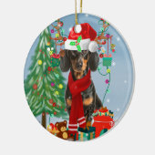 Dachshund Dog in sneeuw met kerstcadeaus Keramisch Ornament (Links)