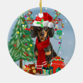 Dachshund Dog in sneeuw met kerstcadeaus Keramisch Ornament (Achterkant)