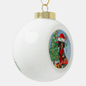 Dachshund Dog in sneeuw met kerstcadeaus Keramische Bal Ornament (Links)