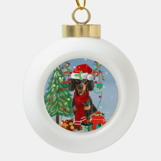 Dachshund Dog in sneeuw met kerstcadeaus Keramische Bal Ornament (Voorkant)