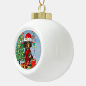 Dachshund Dog in sneeuw met kerstcadeaus Keramische Bal Ornament (Rechts)