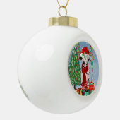Dachshund Dog in sneeuw met kerstcadeaus Keramische Bal Ornament (Links)
