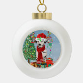 Dachshund Dog in sneeuw met kerstcadeaus Keramische Bal Ornament (Voorkant)
