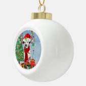 Dachshund Dog in sneeuw met kerstcadeaus Keramische Bal Ornament (Rechts)