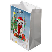 Dachshund Dog in sneeuw met kerstcadeaus Medium Cadeauzakje (Achterkant Gekanteld)
