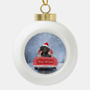 Dachshund Dog in sneeuw, met kersttruck Keramische Bal Ornament