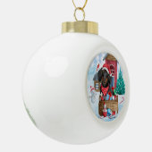 Dachshund Dog in sneeuwkersthondenhuis Keramische Bal Ornament (Links)