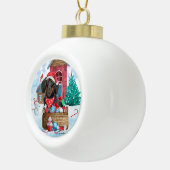 Dachshund Dog in sneeuwkersthondenhuis Keramische Bal Ornament (Rechts)