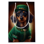 Dachshund Dog in St. Patrick's Day Dress Medium Cadeauzakje (Voorkant)
